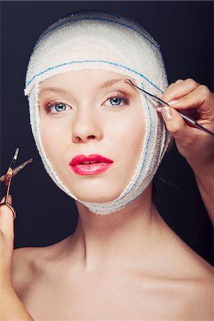 Woman in bandages having makeup applied Photographie de stock - Premium Libres de Droits, Code: 649-06717557