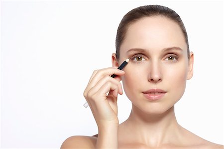 Close up of woman applying makeup Foto de stock - Sin royalties Premium, Código: 649-06717836