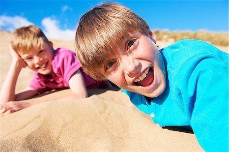 simsearch:649-06812049,k - Two blonde haired boys lying on beach Stock Photo - Premium Royalty-Free, Code: 649-06812026