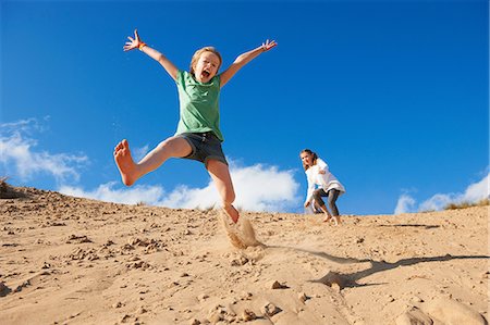 pre-teen beach - Two girls jumping on beach Photographie de stock - Premium Libres de Droits, Code: 649-06812032