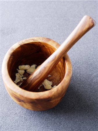 Wooden pestle and mortar with crushed garlic Stock Photo - Premium Royalty-Free, Code: 649-06812150