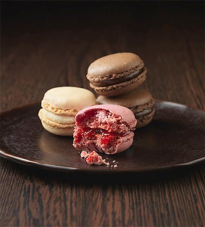 Strawberry, Vanilla and Chocolate flavoured almond macaroons Photographie de stock - Premium Libres de Droits, Code: 649-06812280