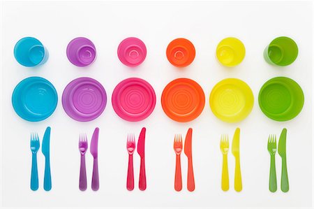 fila - Colourful plastic plates, cups, bowls and cutlery Foto de stock - Royalty Free Premium, Número: 649-06812401