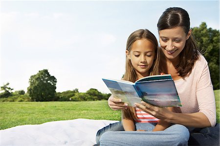 Mother and daughter reading book Foto de stock - Sin royalties Premium, Código: 649-06812435