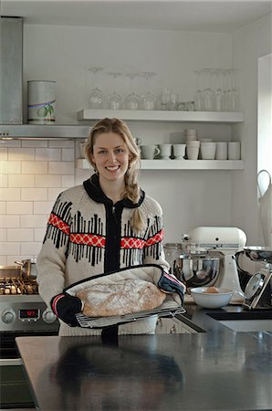 Woman with freshly baked bread Stock Photo - Premium Royalty-Free, Code: 649-06813054