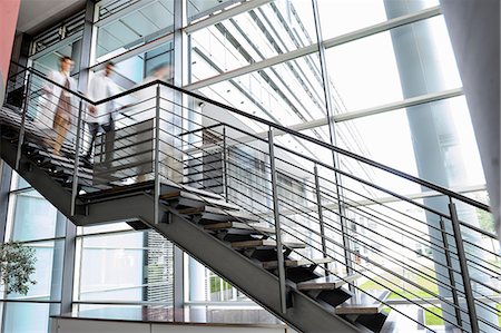 Doctors rushing down hospital staircase, blurred motion Photographie de stock - Premium Libres de Droits, Code: 649-06829493