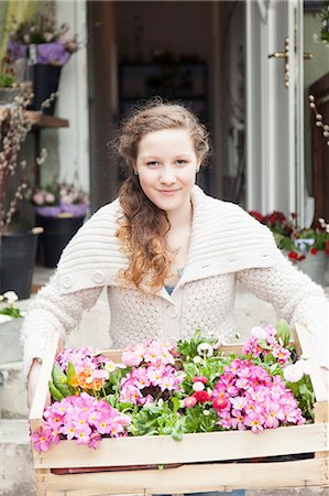 Portrait of teenage girl carrying crate of flowers Photographie de stock - Premium Libres de Droits, Code: 649-06829664