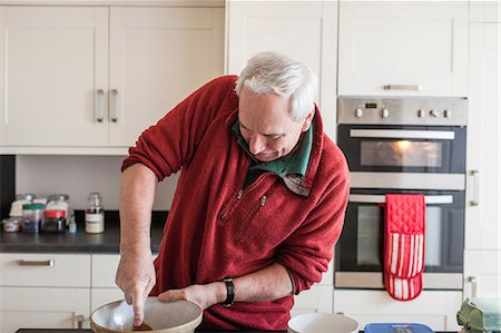 simsearch:6108-05869331,k - Senior male using wooden spoon in mixing bowl Stock Photo - Premium Royalty-Free, Code: 649-06829934