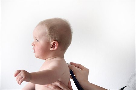 doctor examining boy - Baby boy having medical examination Photographie de stock - Premium Libres de Droits, Code: 649-06829941