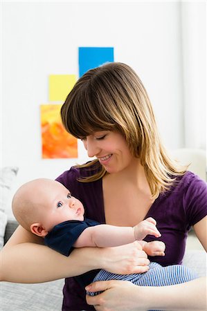 Mother cradling baby son Foto de stock - Sin royalties Premium, Código: 649-06829984