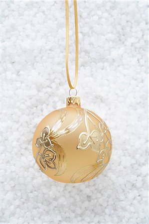 simsearch:614-02241057,k - Beige and gold bauble Stock Photo - Premium Royalty-Free, Code: 649-06830065