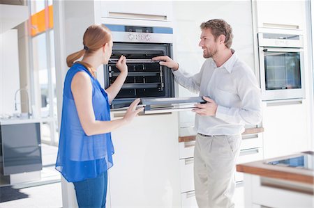 Young couple looking at oven in kitchen showroom Photographie de stock - Premium Libres de Droits, Code: 649-06844108