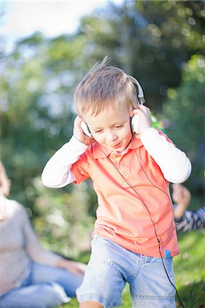 Boy listening to music outdoors Foto de stock - Sin royalties Premium, Código: 649-06844122