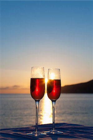 simsearch:649-07065069,k - Two wine glasses with sea in background Stock Photo - Premium Royalty-Free, Code: 649-06844401