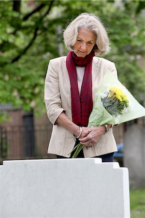 Senior woman holding flowers in graveyard Foto de stock - Sin royalties Premium, Código: 649-06844549