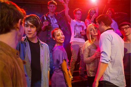 dancing teenagers - Group of people at party, dancing and smiling Photographie de stock - Premium Libres de Droits, Code: 649-06844704