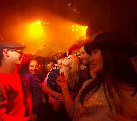 Group of people at party, man kissing woman's neck Foto de stock - Sin royalties Premium, Código: 649-06844727