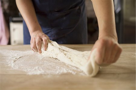 Close up of hands stretching bread dough Photographie de stock - Premium Libres de Droits, Code: 649-06845218
