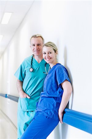 simsearch:649-07064718,k - Surgeon and doctor standing in corridor Stock Photo - Premium Royalty-Free, Code: 649-07064724