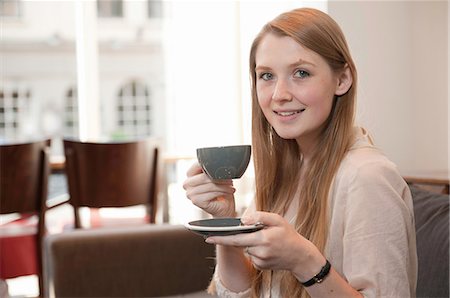 pausa - Portrait of young woman drinking coffee in cafe Fotografie stock - Premium Royalty-Free, Codice: 649-07064879