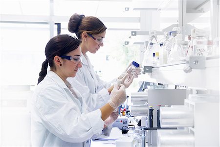 students in laboratory pictures - Biology students working in lab Stock Photo - Premium Royalty-Free, Code: 649-07064907