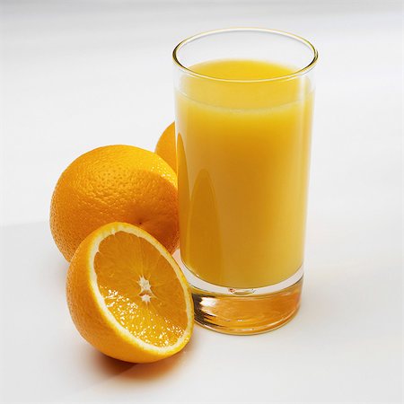 Glass of orange juice with fresh oranges Photographie de stock - Premium Libres de Droits, Code: 649-07064966