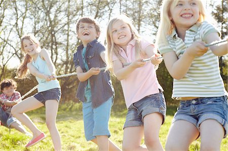 Group of children playing tug o war Foto de stock - Sin royalties Premium, Código: 649-07063045