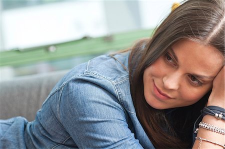 denim shirt - Close up of young woman lounging on sofa Foto de stock - Sin royalties Premium, Código: 649-07063148