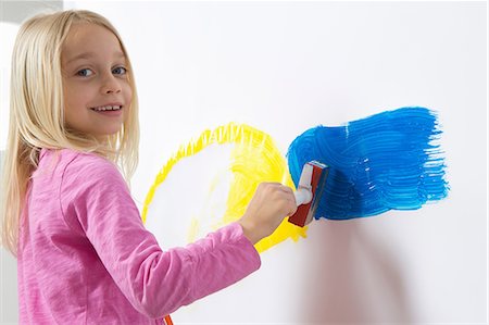 painting - Portrait of girl painting on wall Foto de stock - Sin royalties Premium, Código: 649-07063431