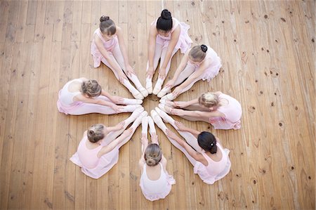 Elevated view of young ballerina group in circle Photographie de stock - Premium Libres de Droits, Code: 649-07063702