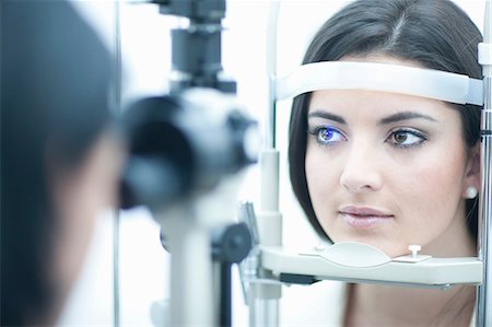 patients close up - Young woman having eye examination Foto de stock - Sin royalties Premium, Código: 649-07063768