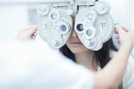 Optician testing patients sight Foto de stock - Sin royalties Premium, Código: 649-07063773