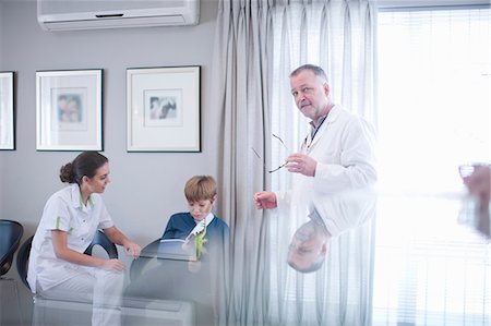 doctor and nurse - Nurse, doctor and young patient in hospital reception Stock Photo - Premium Royalty-Free, Code: 649-07063869