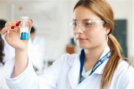 simsearch:649-07118447,k - Chemistry student holding blue chemical Photographie de stock - Premium Libres de Droits, Code: 649-07118437