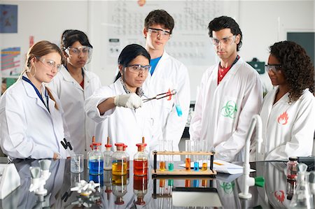 simsearch:649-07118447,k - Chemistry teacher and students doing experiment Photographie de stock - Premium Libres de Droits, Code: 649-07118449