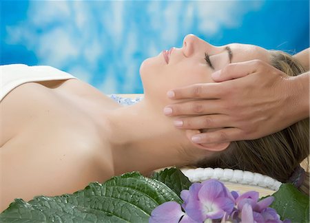 simsearch:400-03950910,k - Side view of woman having head massage Photographie de stock - Premium Libres de Droits, Code: 649-07118658