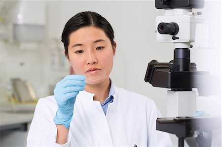 results - Female scientist working in laboratory with microscope Foto de stock - Sin royalties Premium, Código: 649-07118808