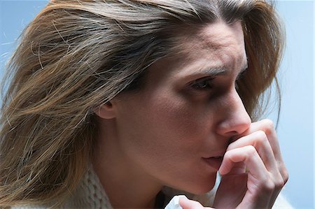 preocupación - Close up of anxious woman with hand on mouth Foto de stock - Sin royalties Premium, Código: 649-07119193