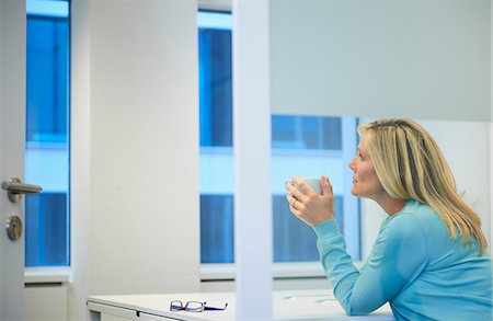 staring at women in office - Businesswoman working late at office Foto de stock - Sin royalties Premium, Código: 649-07119200