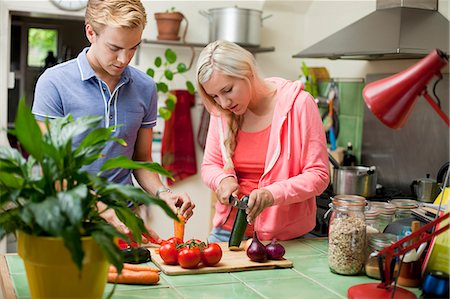simsearch:649-07761247,k - Young couple preparing vegetables Stock Photo - Premium Royalty-Free, Code: 649-07239132