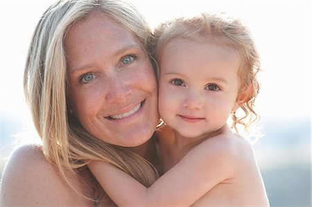 Portrait of mother hugging young daughter Foto de stock - Sin royalties Premium, Código: 649-07239592