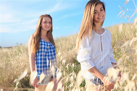 simsearch:649-07239584,k - Teenage girls in field, Tuscany, Italy Stock Photo - Premium Royalty-Free, Code: 649-07239607