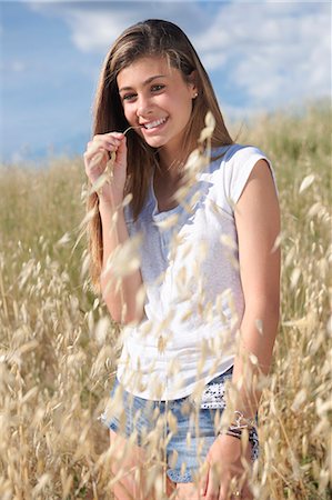 simsearch:649-07239584,k - Teenage girl in field biting grass, Tuscany, Italy Stock Photo - Premium Royalty-Free, Code: 649-07239600