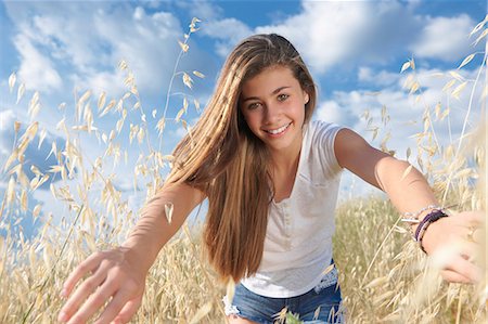 simsearch:649-07239584,k - Teenage girl in field parting crops, Tuscany, Italy Stock Photo - Premium Royalty-Free, Code: 649-07239601