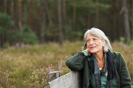 Senior woman on bench looking away Photographie de stock - Premium Libres de Droits, Code: 649-07239723