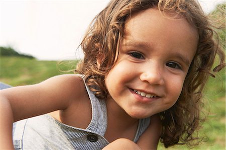 Portrait of young boy with brown hair, smiling Photographie de stock - Premium Libres de Droits, Code: 649-07279613