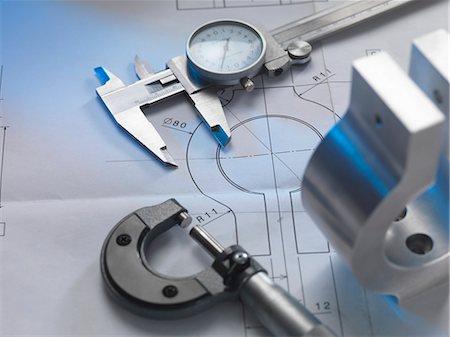 Engineering drawing with product, micrometer and calipers Stock Photo - Premium Royalty-Free, Code: 649-07279701