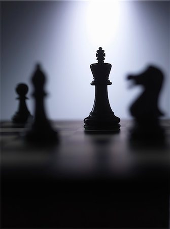 Chess pieces on a board showing king Foto de stock - Sin royalties Premium, Código: 649-07279761