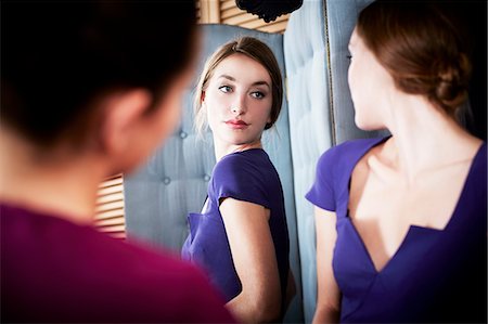 Young woman trying on dress, with friend Photographie de stock - Premium Libres de Droits, Code: 649-07280175