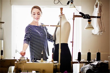 fashion designer - Seamstress working at tailors dummy Foto de stock - Sin royalties Premium, Código: 649-07280209